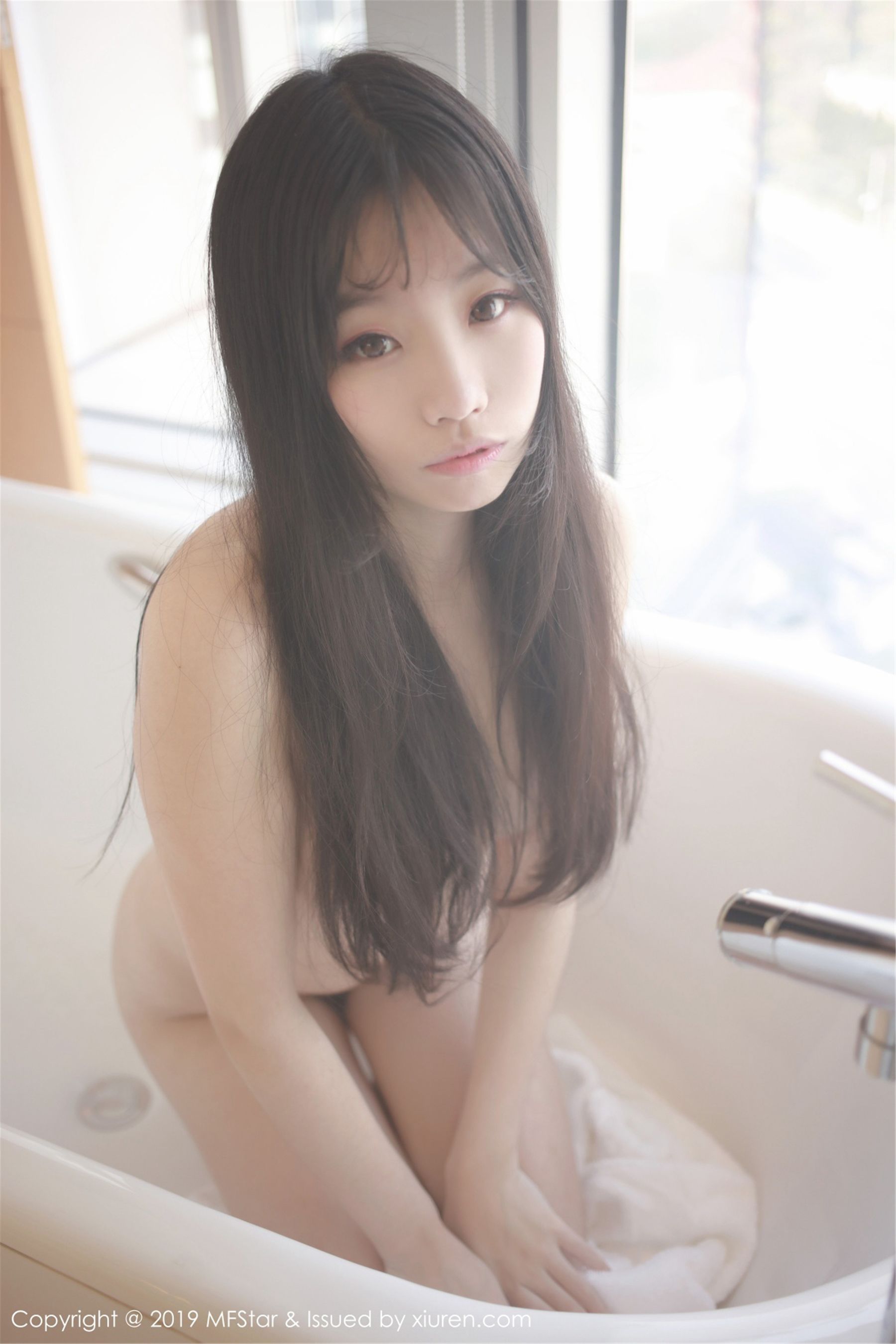 Strawberry Bunny "A Girl with Snowy White Skin under an Open Back Sweater" [Model Academy MFStar] Vol.189 Page 32 No.a4a00a