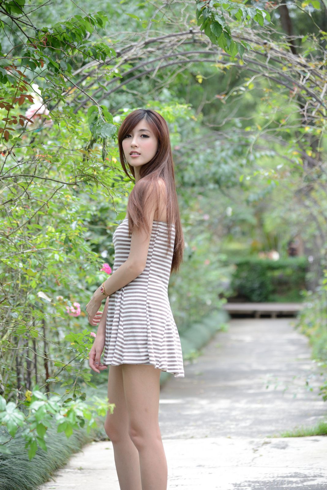 Liao Tingling/Kila Jingjing "Qi B Mini Skirt Series" outdoor shooting Page 48 No.7c153d